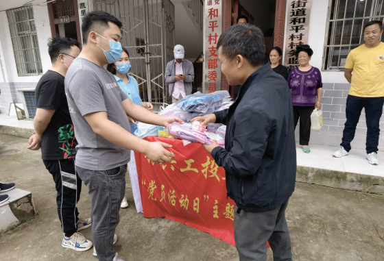 6.1儿童节到和平村送书包