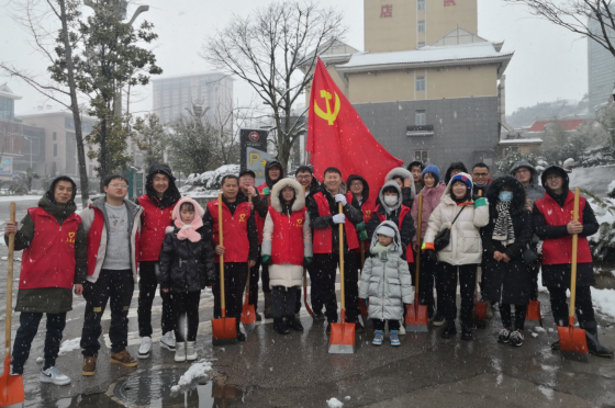 2.22除雪铲冰，助力群众出行